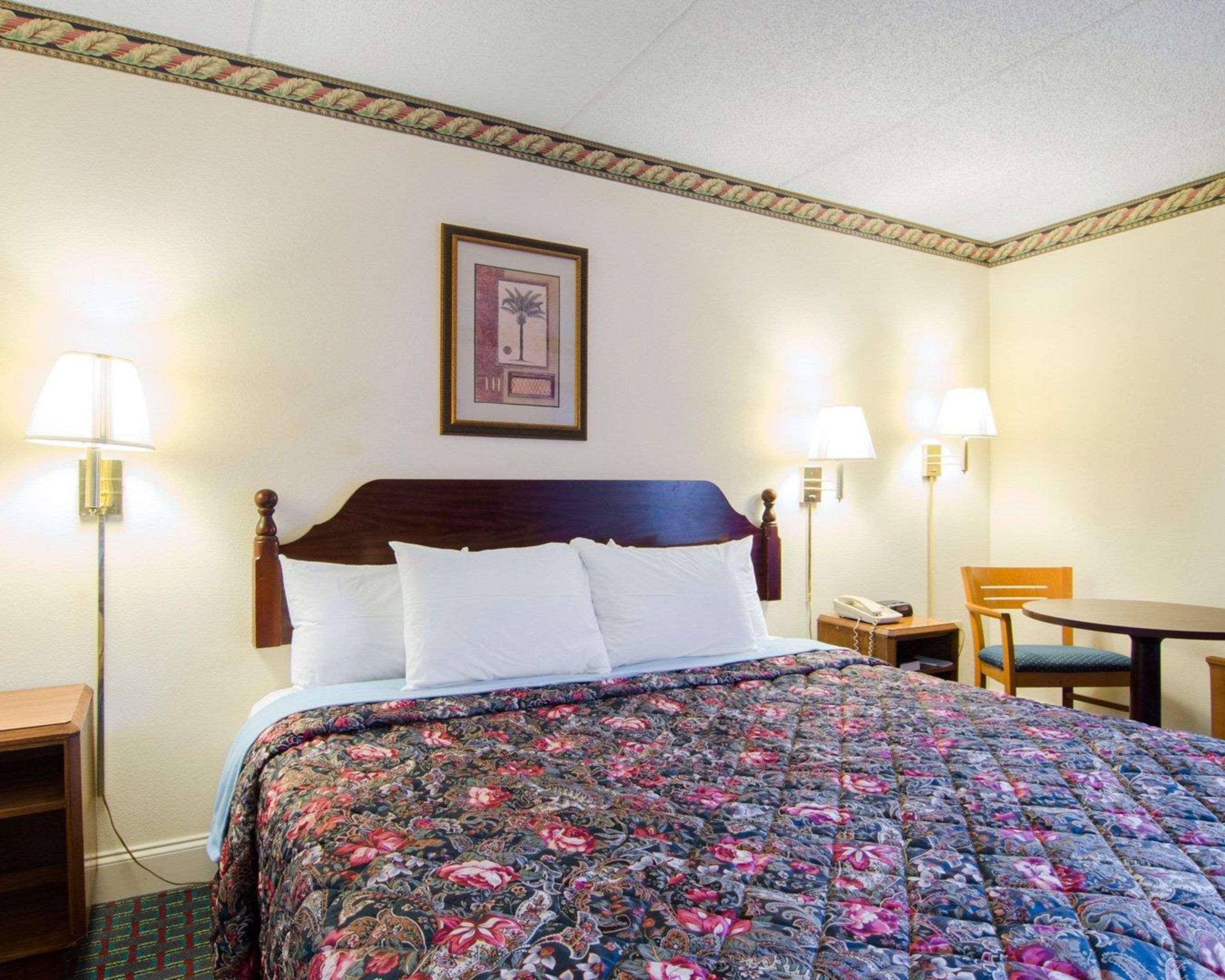 נורקרוס Rodeway Inn מראה חיצוני תמונה