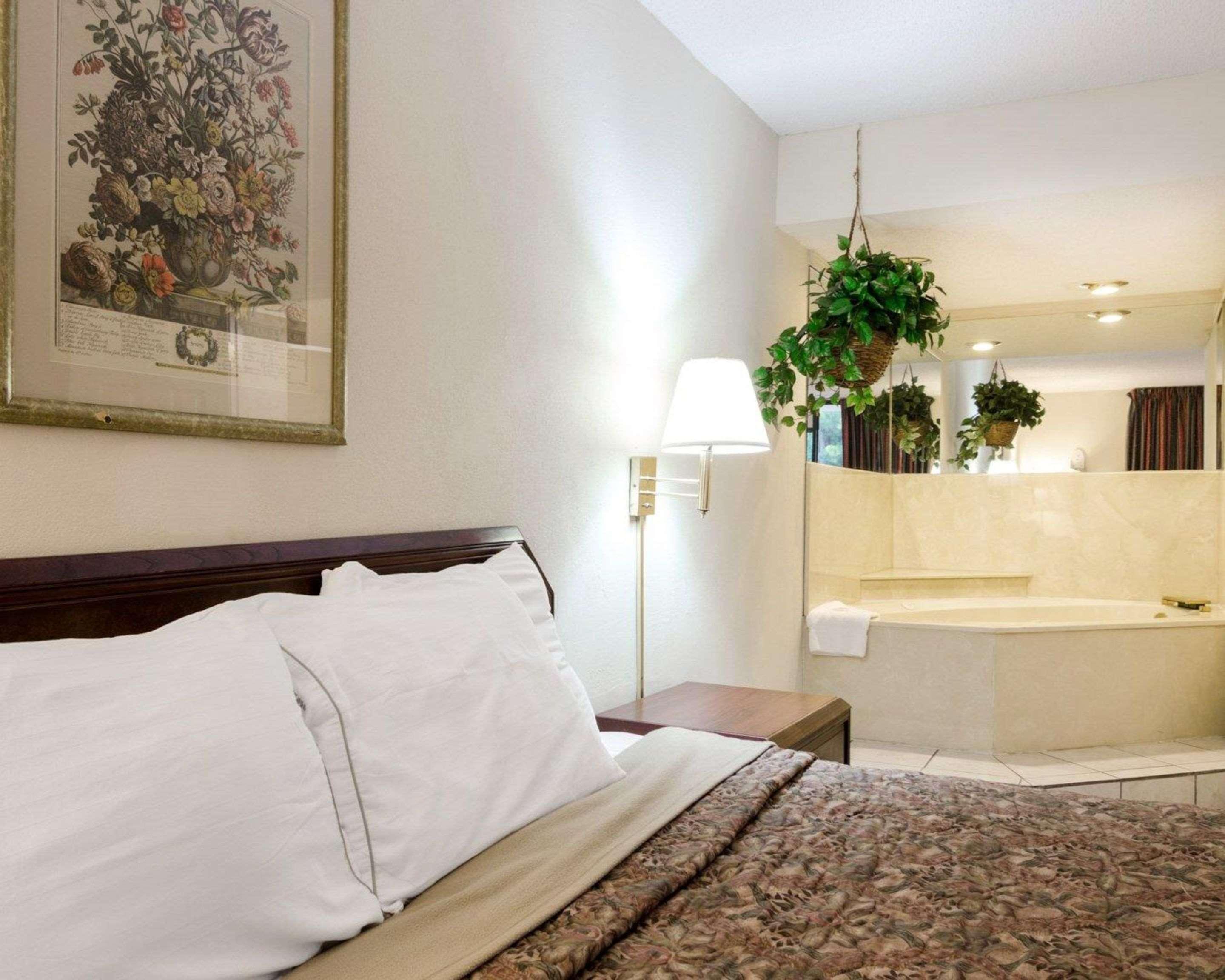 נורקרוס Rodeway Inn מראה חיצוני תמונה