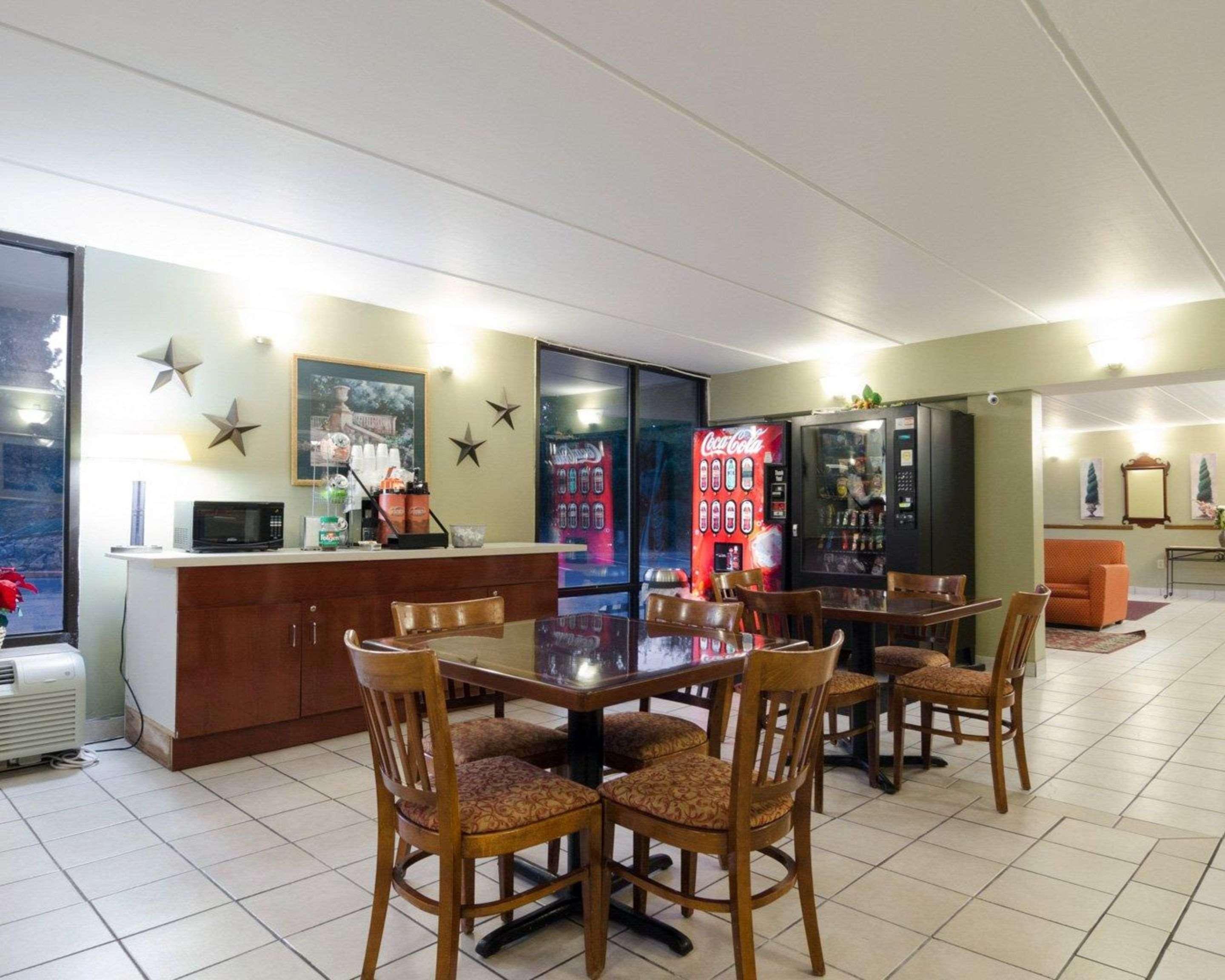 נורקרוס Rodeway Inn מראה חיצוני תמונה