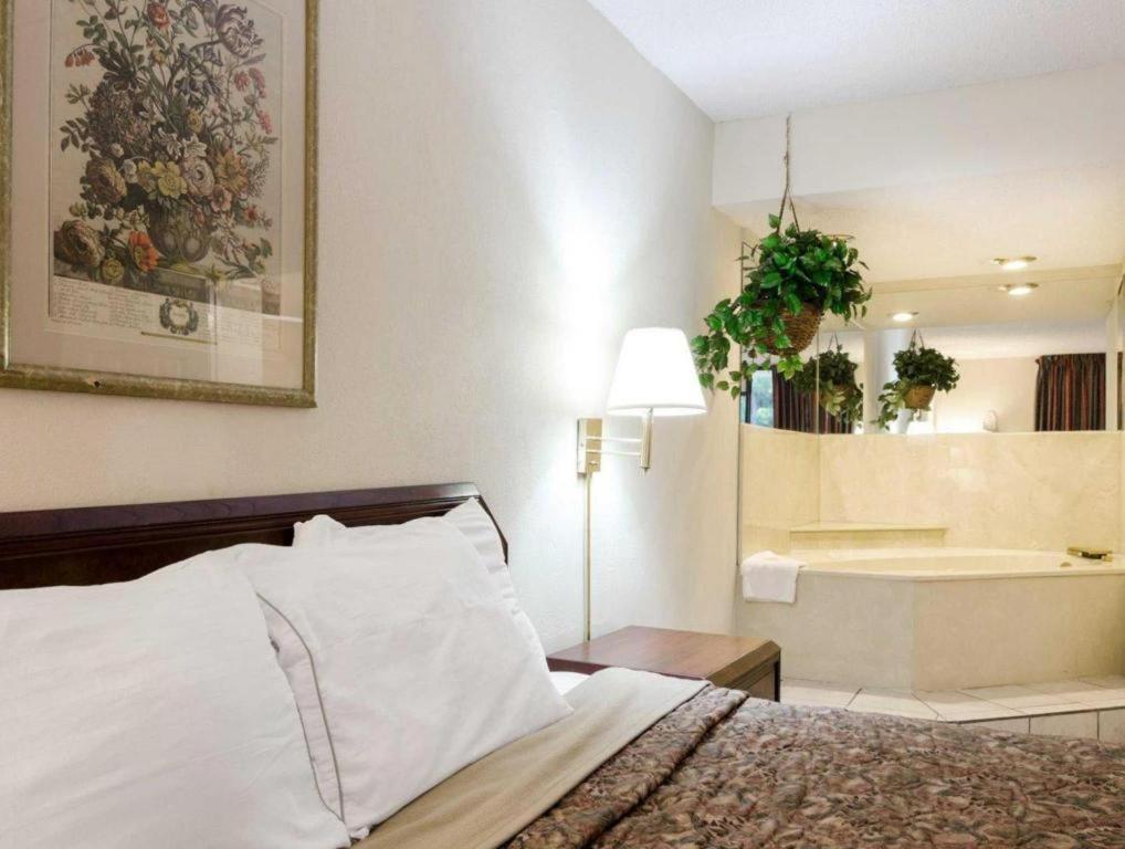 נורקרוס Rodeway Inn מראה חיצוני תמונה