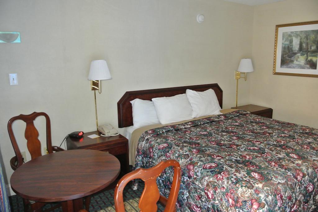 נורקרוס Rodeway Inn חדר תמונה