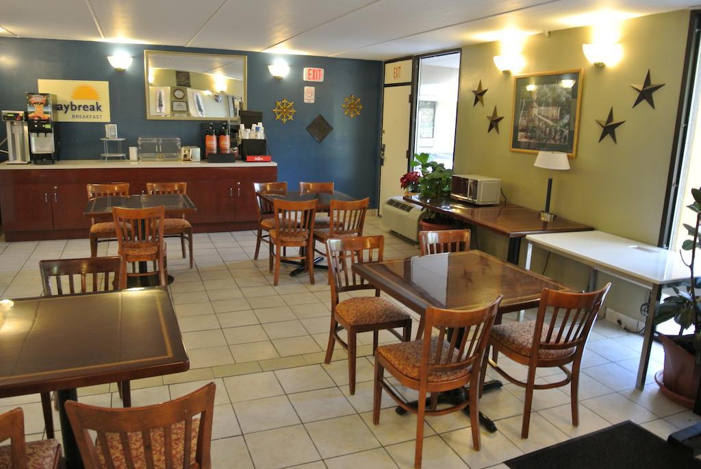 נורקרוס Rodeway Inn מראה חיצוני תמונה
